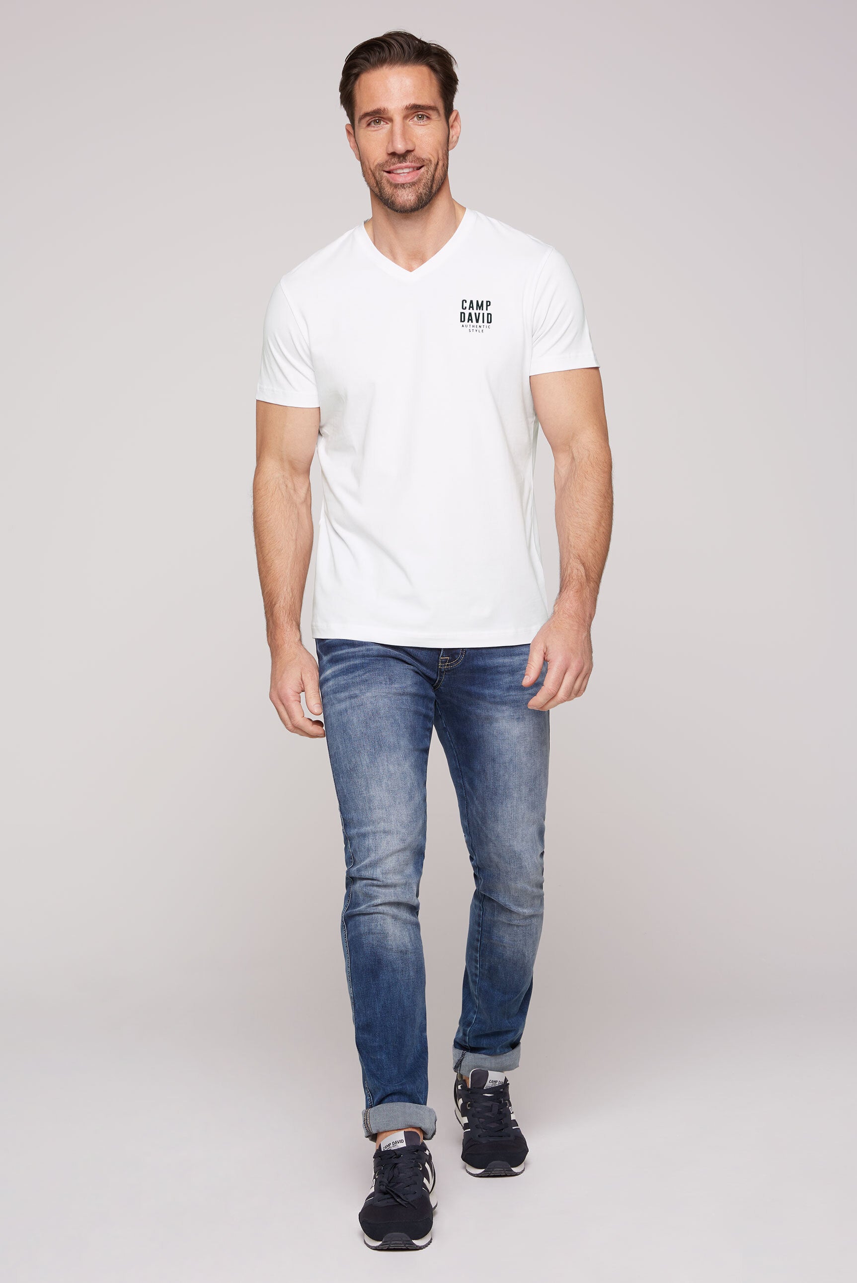 T-Shirt z podstawowej kolekcji z dekoltem w serek i nadrukiem logo