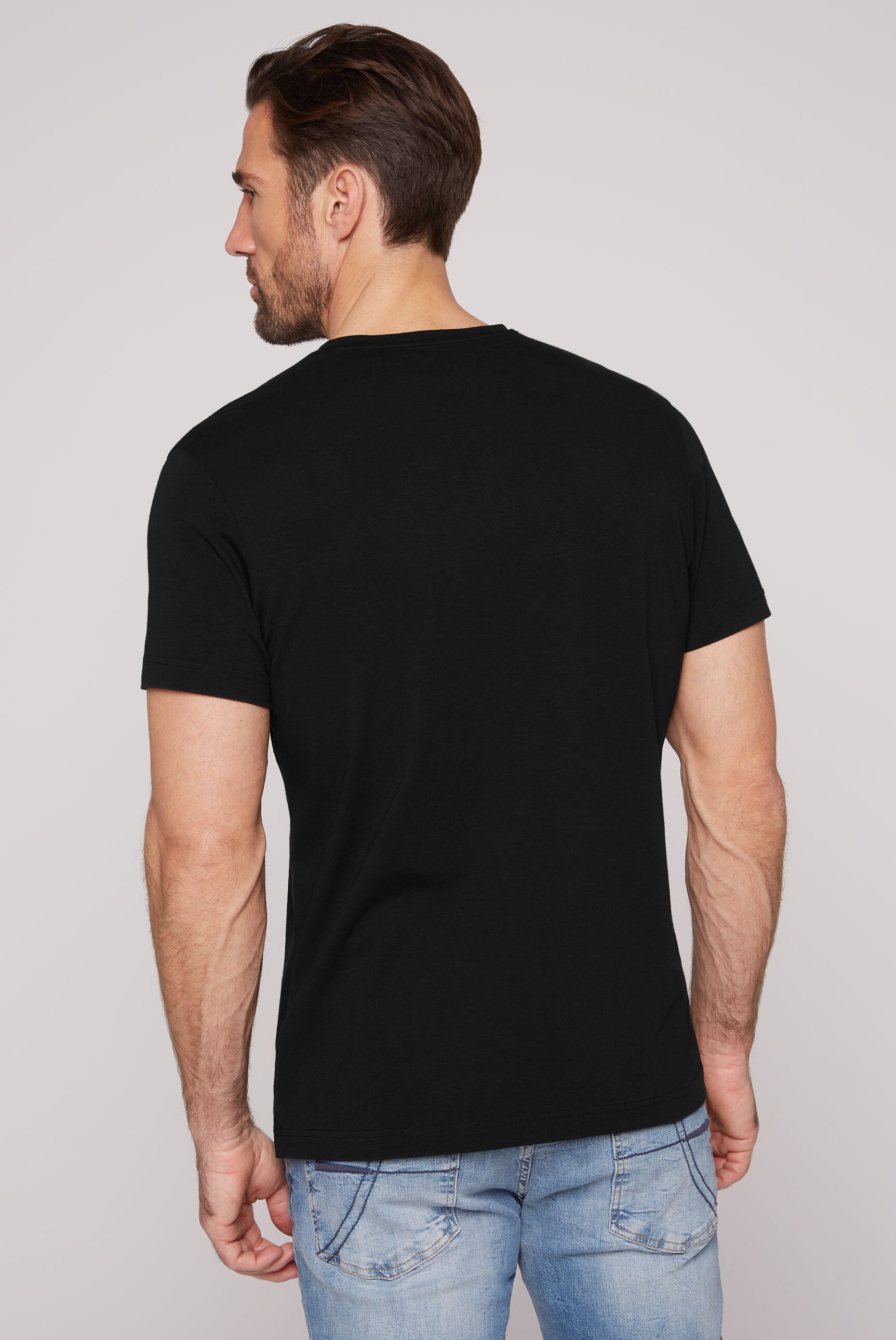 T-Shirt z podstawowej kolekcji z dekoltem w serek i nadrukiem logo