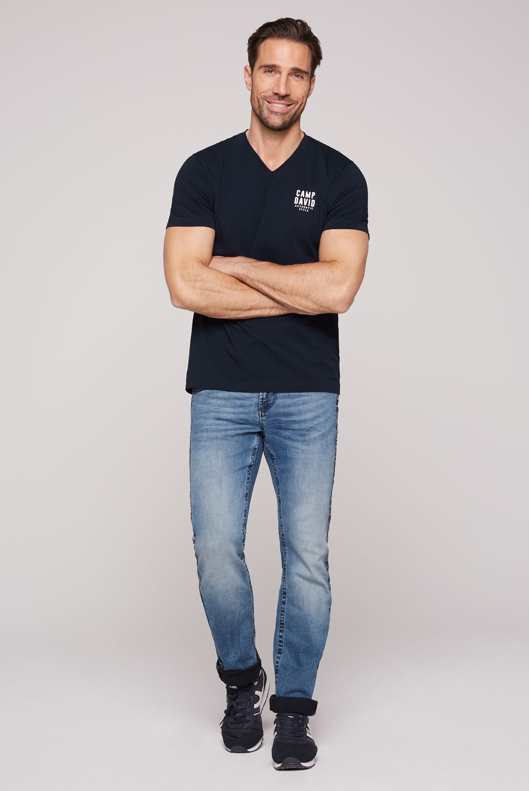 T-Shirt z podstawowej kolekcji z dekoltem w serek i nadrukiem logo