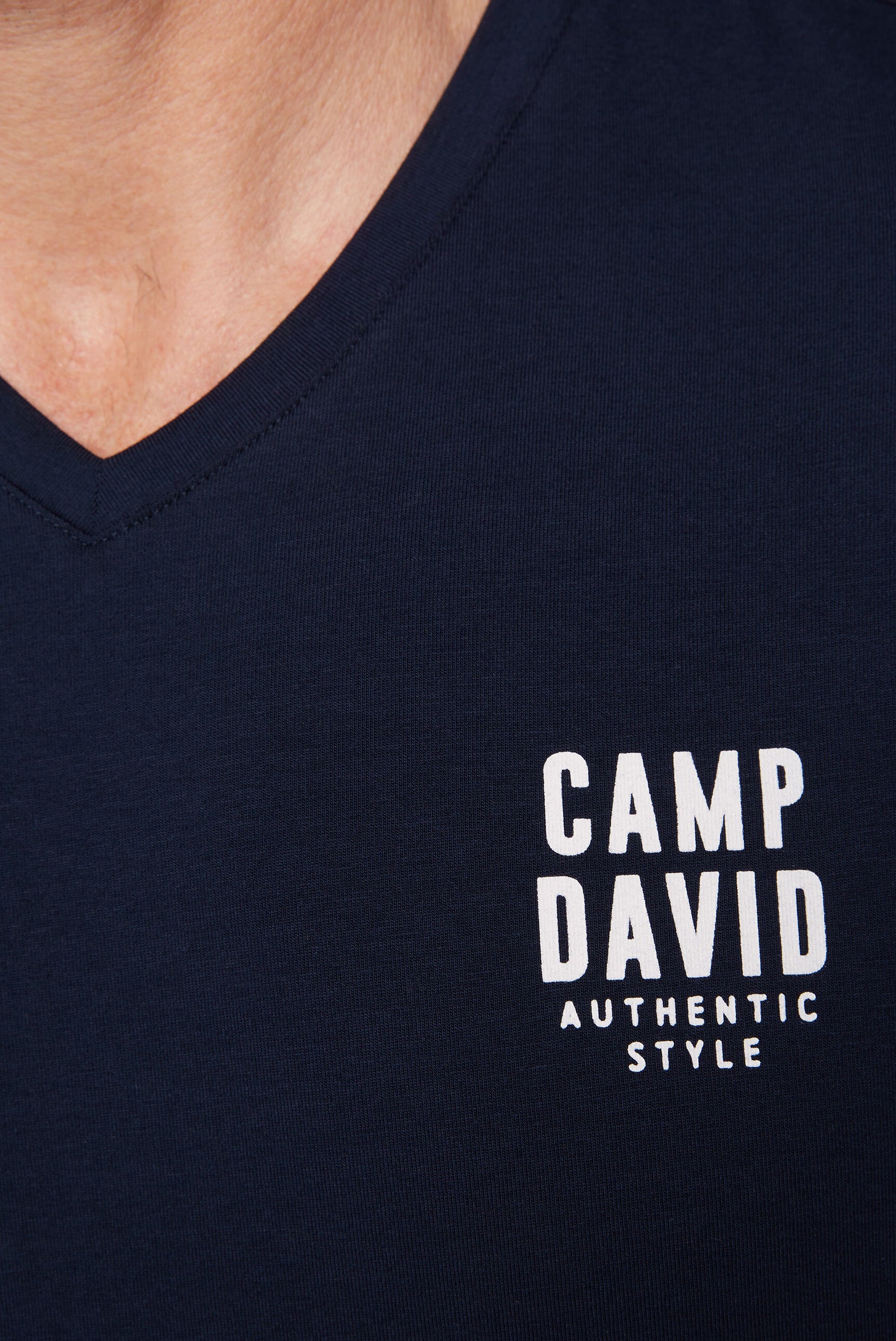 T-Shirt z podstawowej kolekcji z dekoltem w serek i nadrukiem logo
