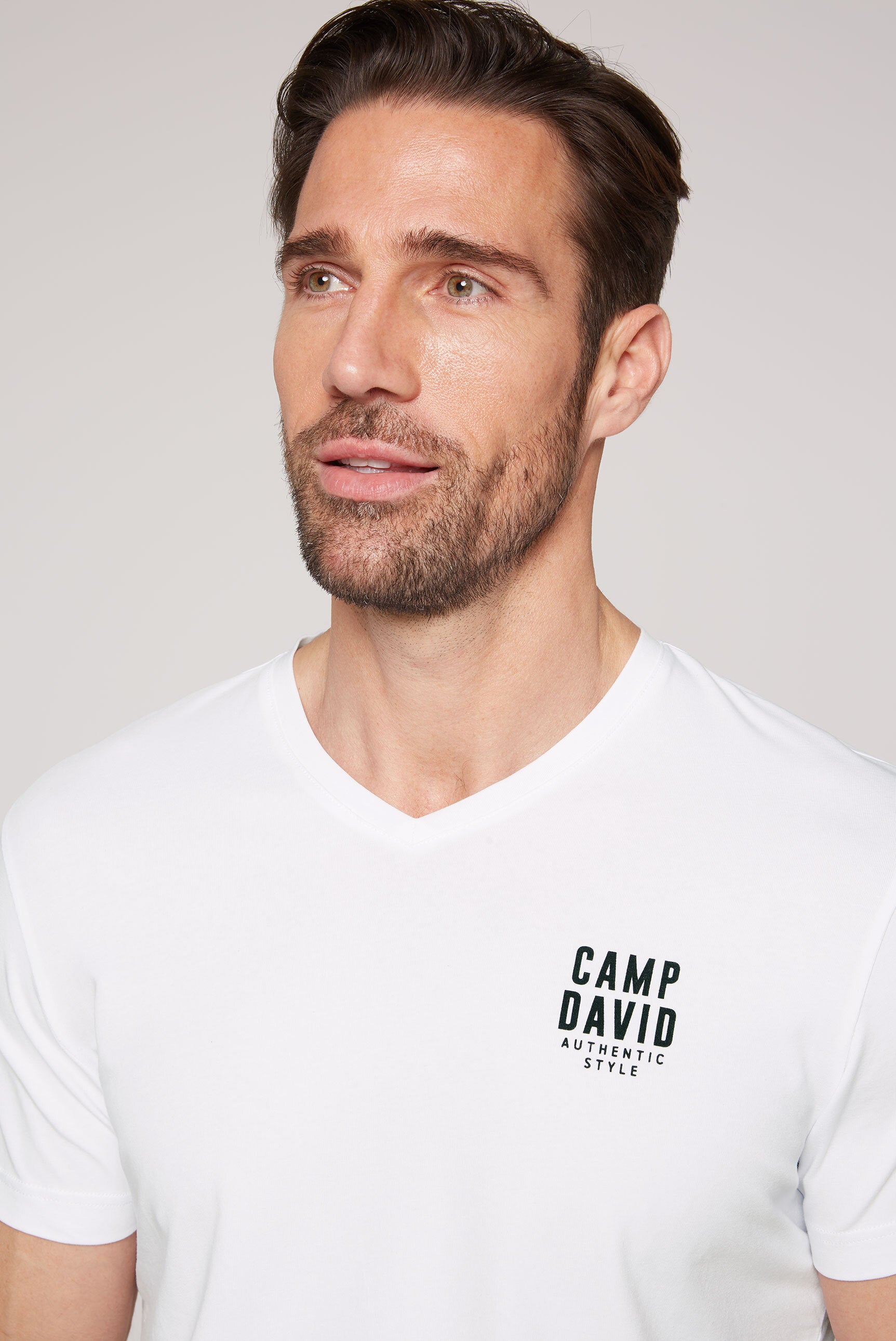 T-Shirt z podstawowej kolekcji z dekoltem w serek i nadrukiem logo