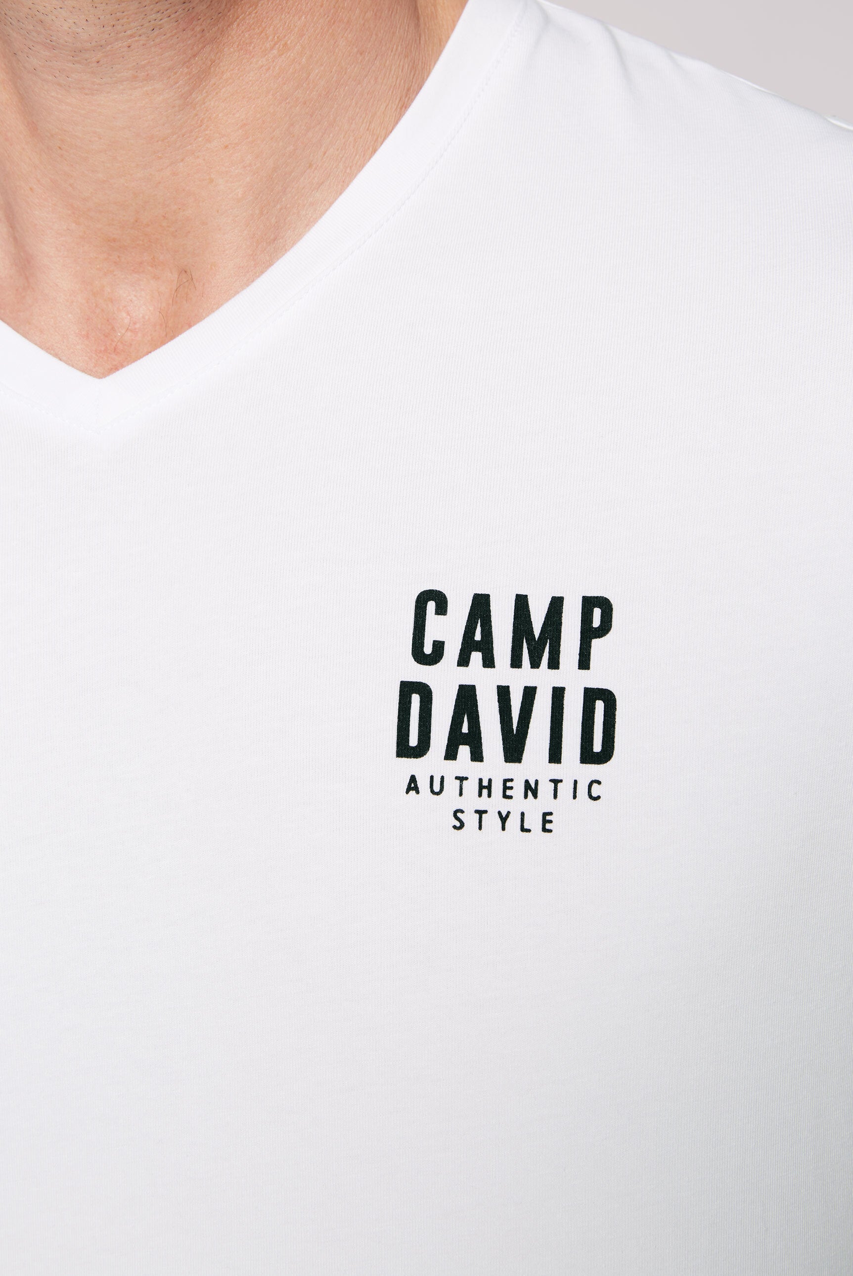 T-Shirt z podstawowej kolekcji z dekoltem w serek i nadrukiem logo